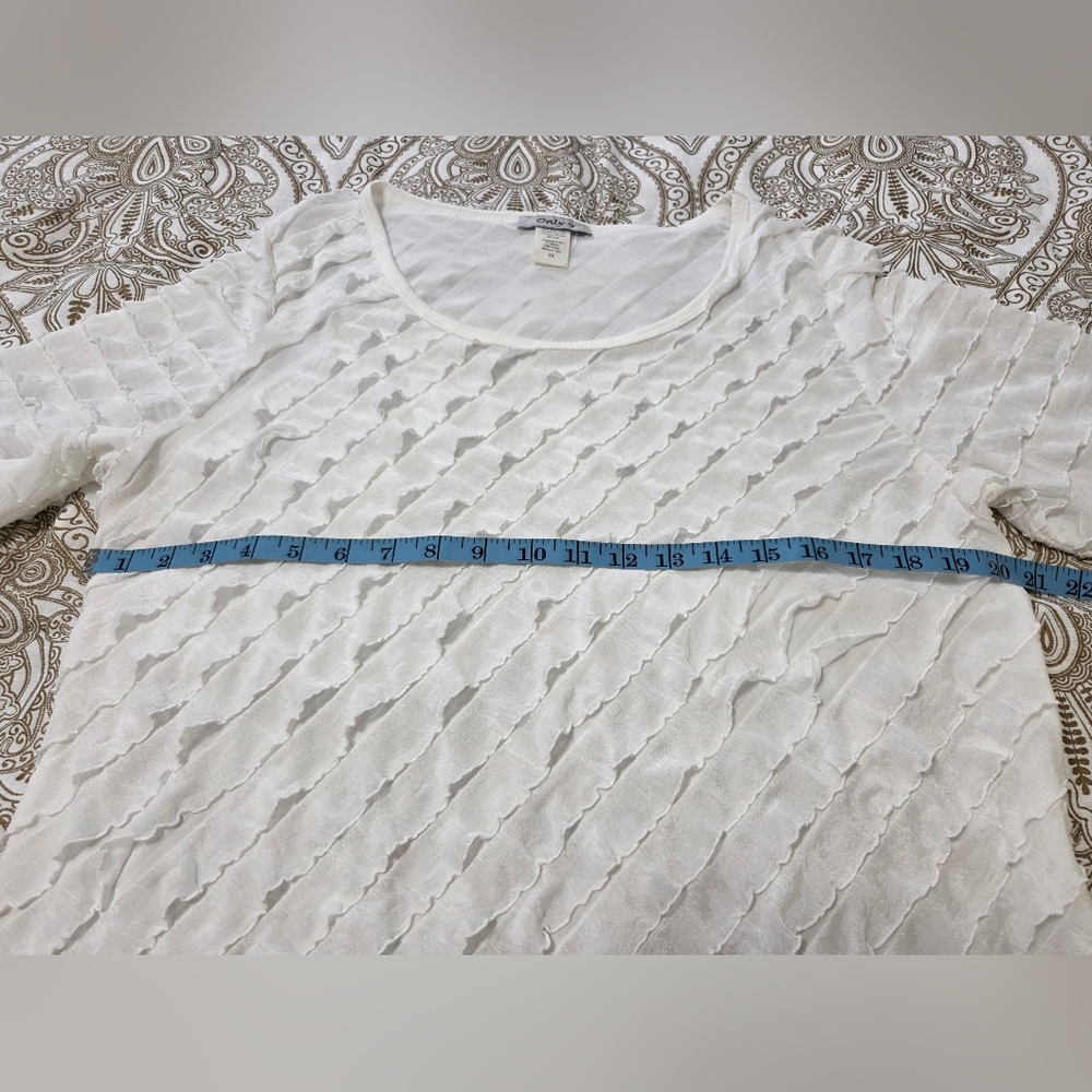 Only 9 White Ruffled Blouse. - Picture 6 of 8